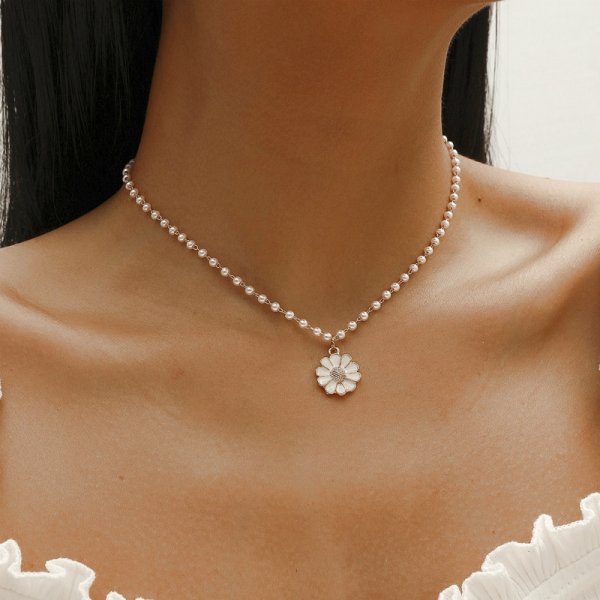 Pearl Daisy Pendant Necklace