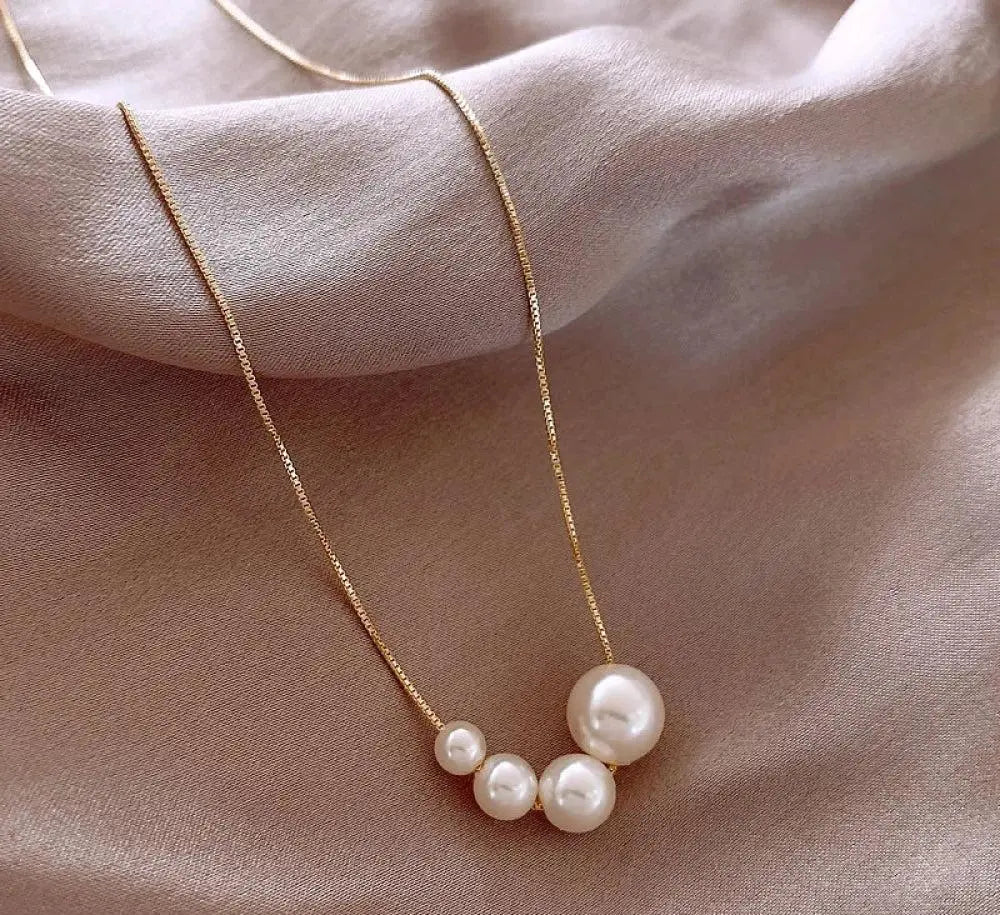 Elegant Gold Necklace with Freshwater Pearls